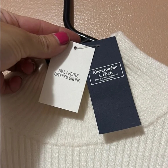 Elegant White Ribbed Knit Dress - Picture 3 of 5